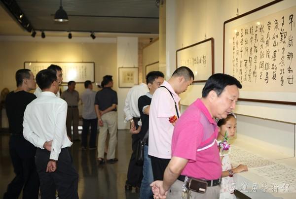 来宾参观展览_副本