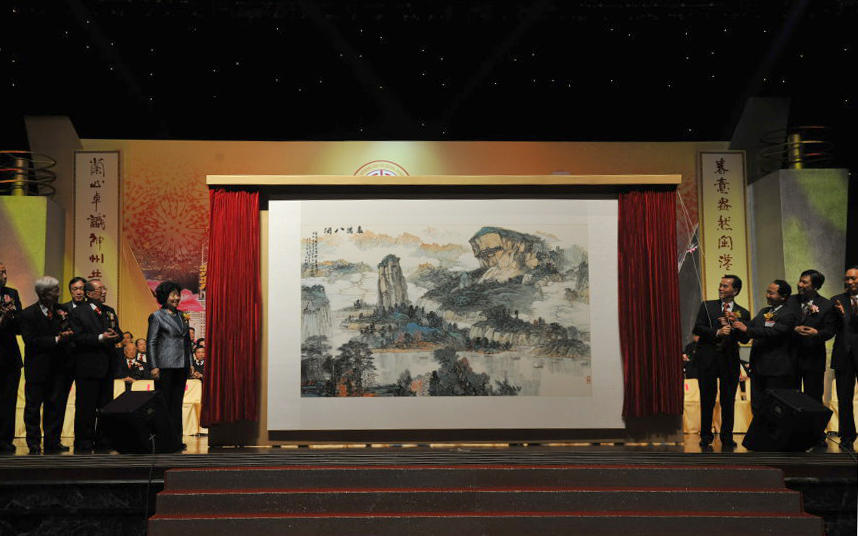 2011年3月,福建省代表团在香港会展中心向香港福建社团联会赠送了高1.8米、宽3米的巨幅国画《春满八闽》 copy