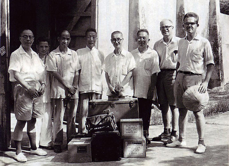 1959年為《中國繪畫》出版拍攝在北溝庫房建築前合影,左起王季遷、張德恆、李霖燦、梁廷煒、莊嚴、譚旦冏、Henry Beville、高居翰。