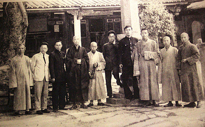 1938年摄于福建泉州承天寺，自左至右：瑞今法师、泉州报社经理、郑健魂、弘一大师、转尘法师、袁延年、高文显、传贯法师、广义法师和觉圆法师。（照片出处：平湖李叔同纪念馆）副本