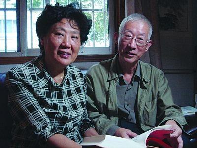 尹树人高可可夫妇花了很多精力整理父亲遗著。冯秋红 摄