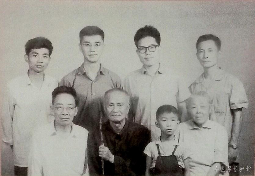 萧娴与林散之（前左二）、徐公泽（前左一）、张尔宾（后左一）、庄希祖（后左二）、桑作楷（后左三）、林昌午（后左四）