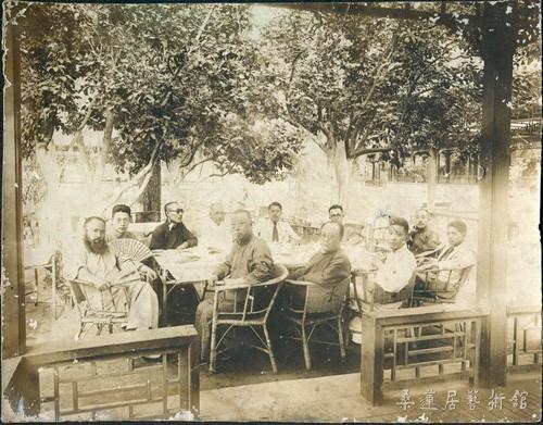 二十世纪20年代末，方介堪与张大千等合影。前排左一长髯者为张大千，左二为吴昌硕；后排左一持扇者为方介堪，左三为黄宾虹，后排右一为于非闇