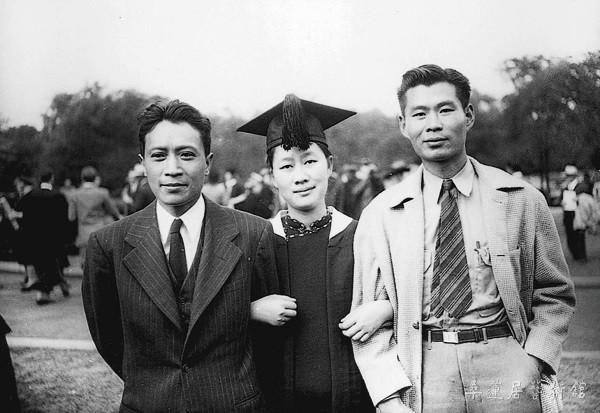 1947年，陈梦家（左）、赵萝蕤夫妇与赵景德在美国合影