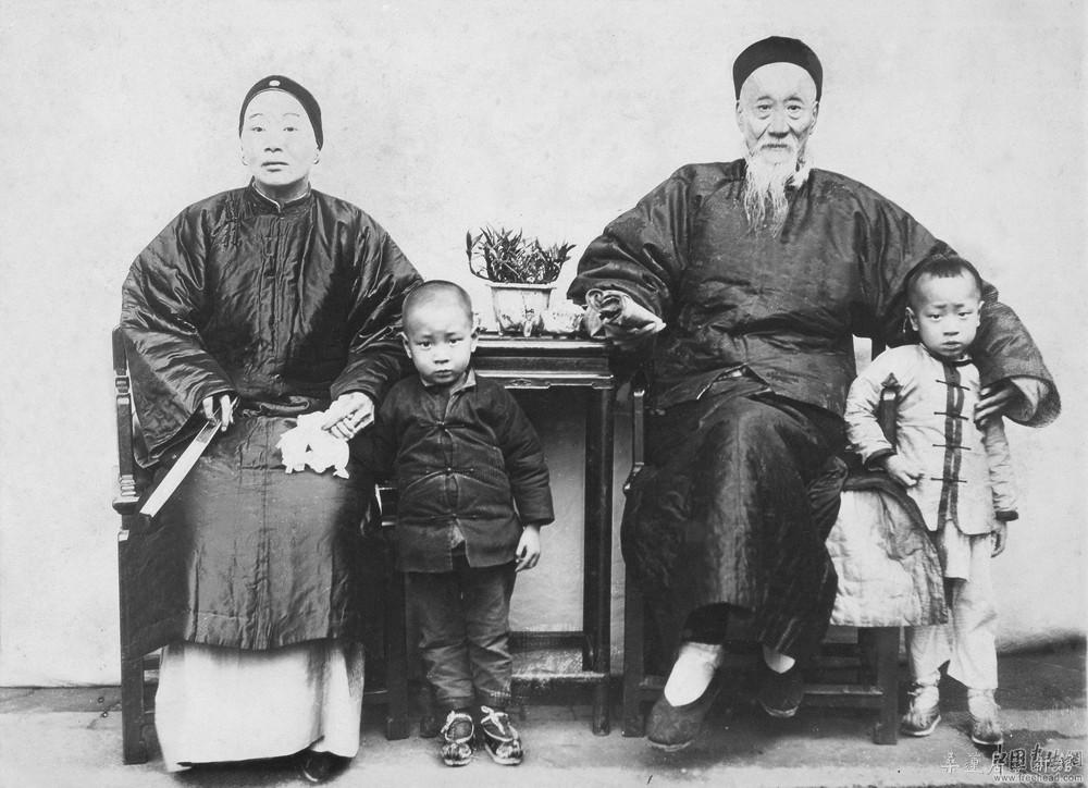 祖父马兰笙、王氏孺人与马孟容马公愚，约摄于1898--1899年前后 缩图