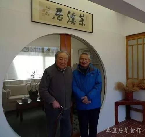 翁万戈先生（左）