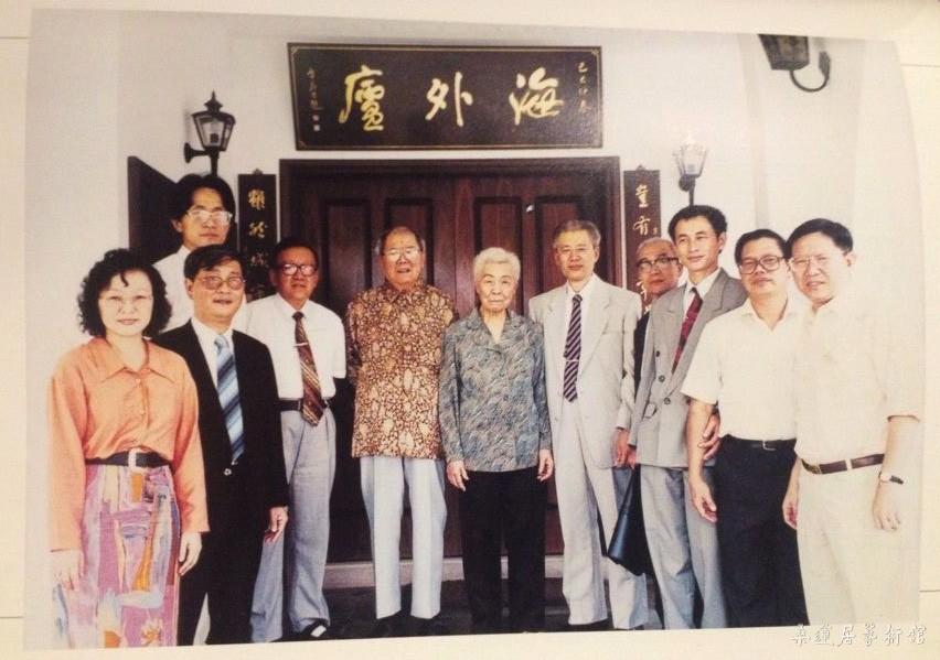 1994年9月2日，新加坡书法家协会会长陈声桂（右一）、理事朱碧妹女士（左一）、黄耀銮（右二）陪同出席该会主办“第一次新加坡·中国师生书法交流展”的中国教育学会书法教育研究会代表团拜访潘受及其夫人郑文慧女士（左五、六）。左二起陈振濂（穿白衣者）、郭永福、路棣（团长）、佟韦（团顾问）、席树业、周秋生。