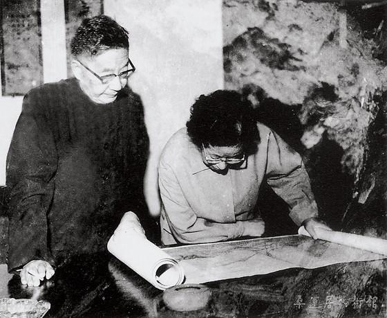 1963年，老舍夫妇在湖南省博物馆看古画