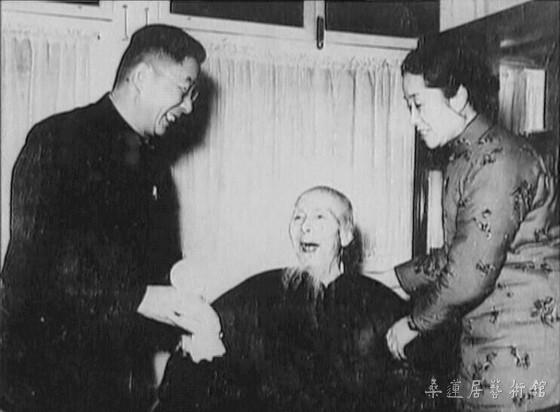 1953年，老舍、胡絜青与齐白石在一起 副本2