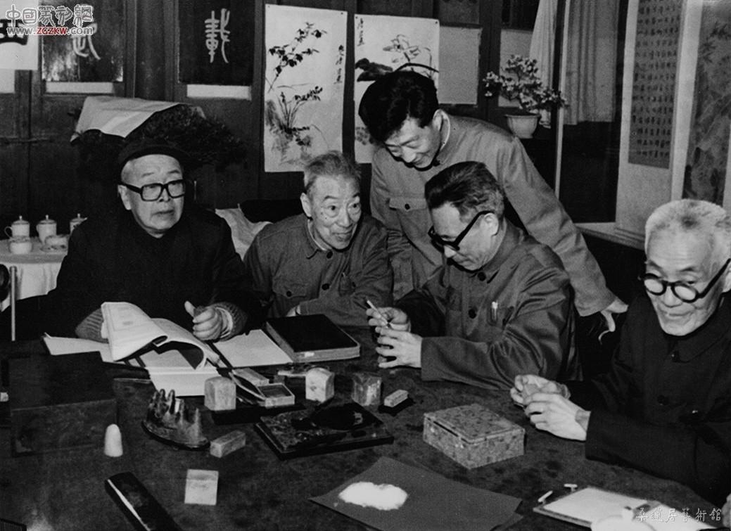 西泠雅集留影（左起：唐云、沙孟海、方去疾、叶潞渊，后立着为吕国璋）