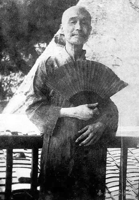 1936年,弘一大师拍摄于厦门鼓浪屿日光岩 副本