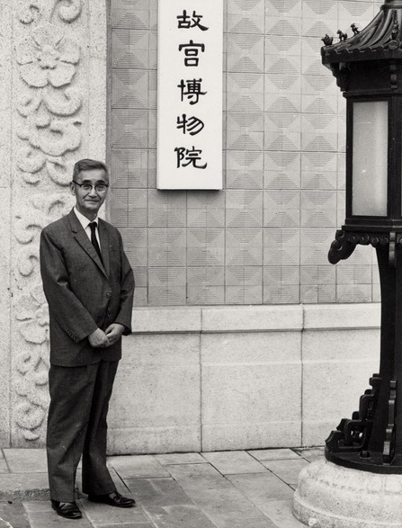 1966-1969年期间，庄严在台北故宫门前留影（资料照片）2 副本