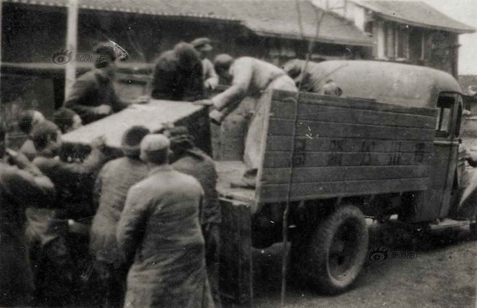 1937-1938年，第一批南迁的故宫文物，在贵州以卡车运送的场景（资料照片，台湾摄影师庄灵2007年搬家的时候无意间发现了这张照片。图中车身上可以隐约看到“贵州公路局”字样，有人正在将文物搬到车上。据庄灵判断，这张照片拍摄时间应该是在1938年的元月或者1939年元月。这两个时间分别是故宫文物运至贵阳和从贵阳运往安顺的日子。）
