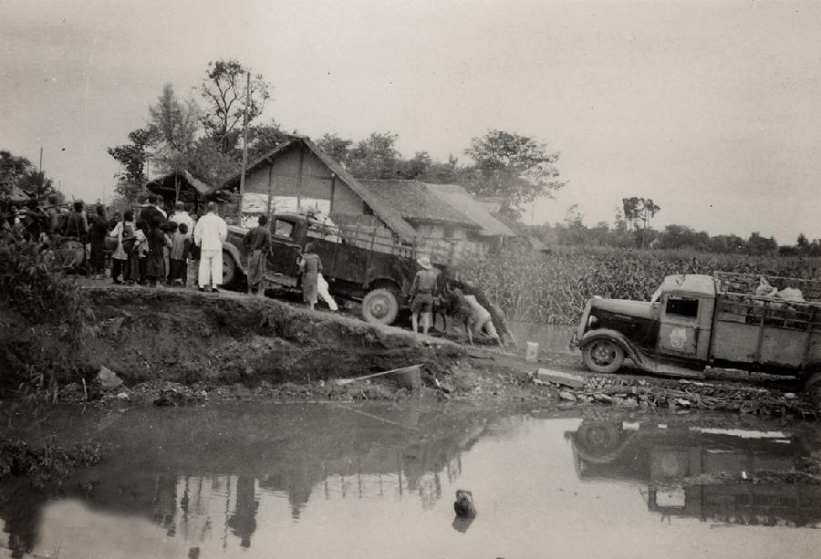 1937年,第三批南迁四川的文物在川陕公路运输的艰苦状况(资料照片) 副本