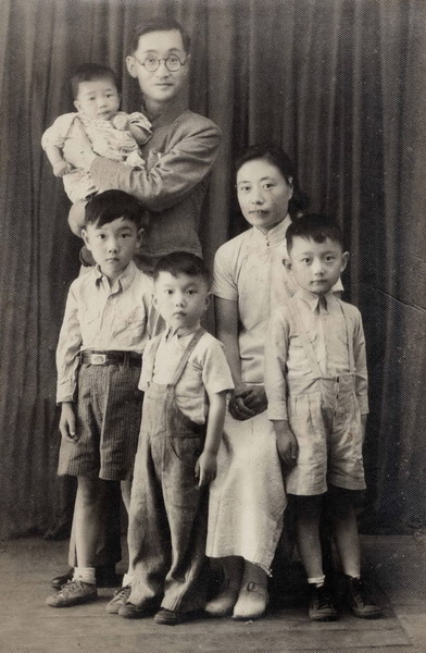 1939年庄严先生一家合影,庄严怀中抱的是四子庄灵(资料照片)2