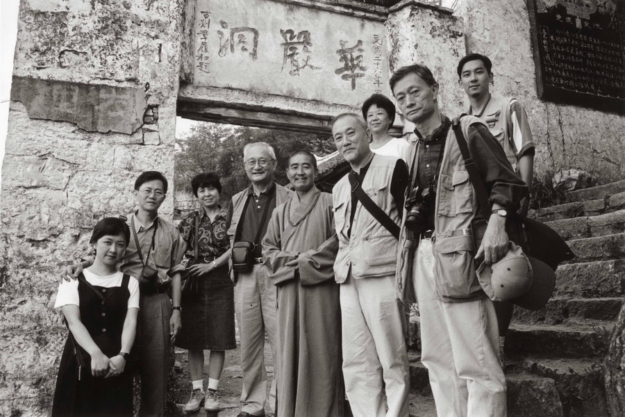 庄灵(前排右一)与二哥庄因(前排右四)、三哥庄喆(前排右二)及家人们在华严洞外门进口合影(1999年9月摄)