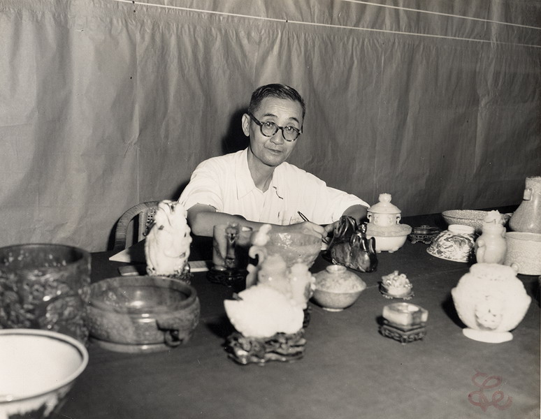 故宫文物收藏在台中雾峰期间（1950-1965），时任古物馆馆长的庄严先生于1956年在库房内检查珍藏的瓷器和玉器（资料照片）2。