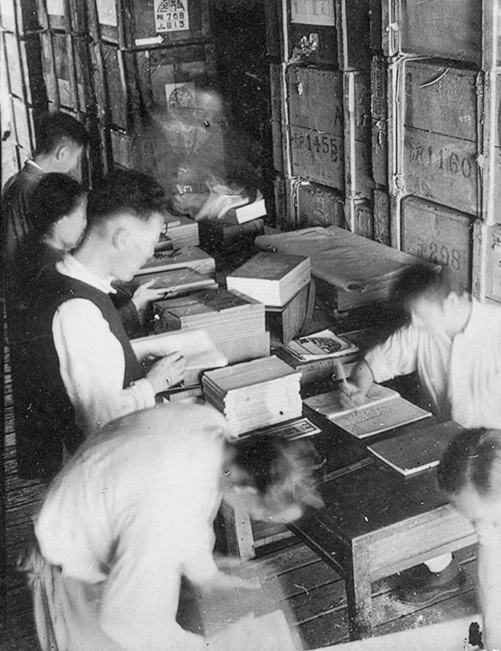 1949年，蒋介石下令将已迁回南京的故宫文物迁往台湾。从1933年到1949年，15年的南迁之路，让梁家人觉得这次去台湾并没有什么特殊，只不过是又一次的迁徙，大家肯定很快就会见面。哪里想到自此海天茫茫，不但故宫国宝分散两岸，梁家三代人也骨肉分离、音信全无。图为台中糖厂库房内，梁廷炜在清点文物（左边穿马甲者）。梁金生供图3