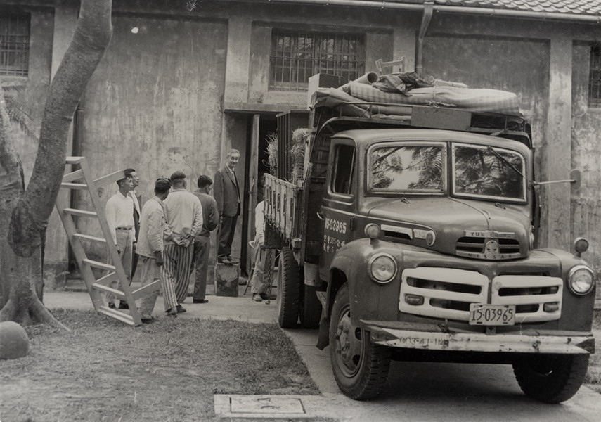 1965年,台北士林外双溪故宫新馆落成,保存在台中雾峰北沟十六年的故宫文物,开始用卡车分批迁运台北,庄严(车旁右一)在旁监督(资料照片)2