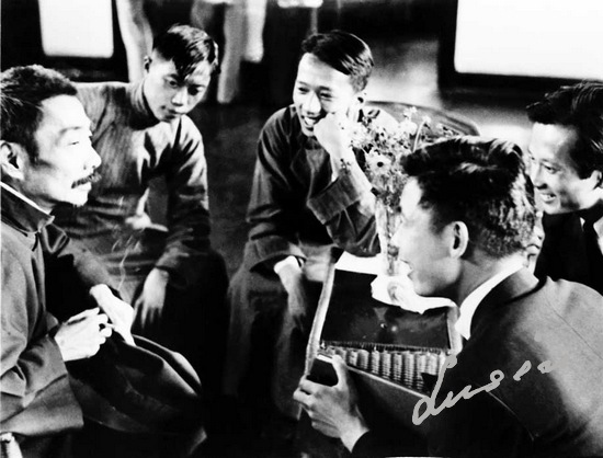 1936年10月8日 沙飞摄于上海八仙桥青年会-02 左起：鲁迅、林夫、曹白、白危（背）、陈烟桥