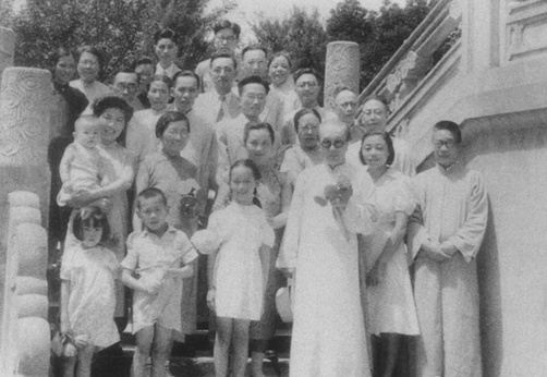 1948年，胡小石60诞辰，游寿（三排左一）、宗白华、唐圭章、曾昭燏等与胡小石摄于玄武湖