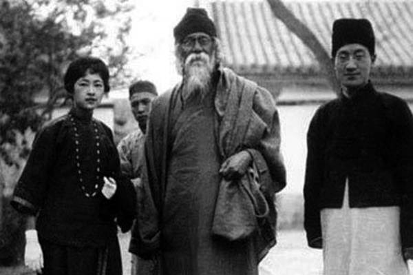 1924年5月，印度文学家泰戈尔访华，林徽因徐志摩作英文翻译全程陪同2