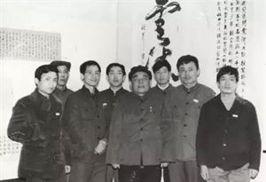 王路宾副校长与北大师生观看全国大学生书法竞赛获奖作品预展。前排左起:张辛、白谦慎、王路宾、华人德、李建南;后排左起:谷向阳、孙兰凤、周持。