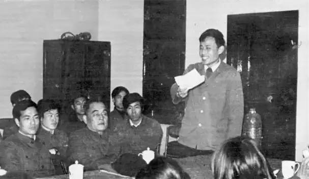在北大书法社成立大会上,华人德(站立者)介绍筹备情况。前排正中为王路宾副校长,左为学生会主席潘维明。