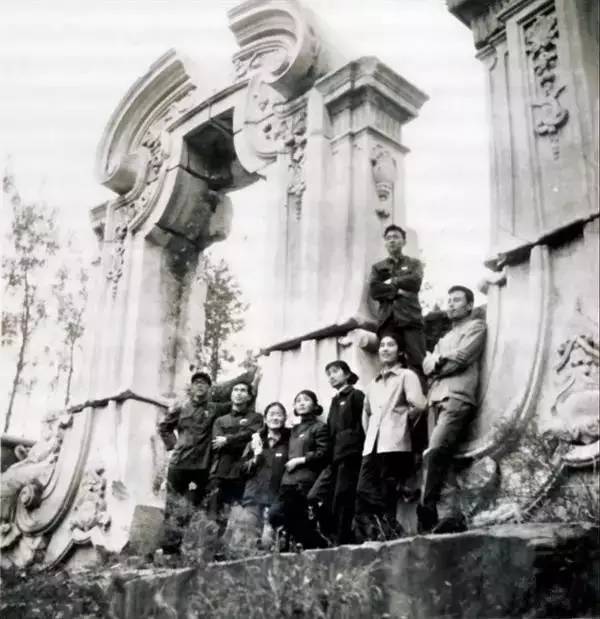 入学不久，华人德（右一）与同学游览圆明园遗址。