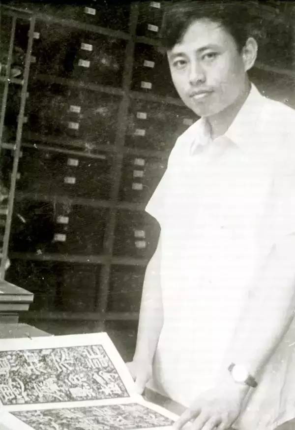1982年夏,华人德在北大图书馆金石组查阅明清善本碑帖。