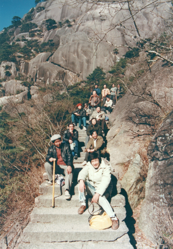 1990年，沧浪书社第三次年会，社员在游览黄山休息时的留影