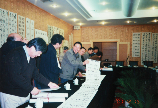沧浪书社第六次年会，社员在观摩品评相互的作品