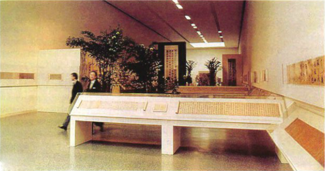 方闻和何慕文在中国书法展览厅，1972年4月