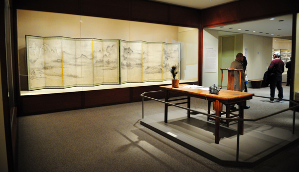 大都会艺术博物馆日本展厅内一景。前景是明代的黄花梨木桌,上面摆着的是清代的笔筒和灵璧石摆件,后面是明代晚期的黄花梨木椅。展橱内为室町时代山水画家相阿弥的《潇湘八景图卷》屏风。16世纪早期,宽370.8cm。 图片采集自情枭的黎明论坛帖。 缩图