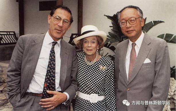 自左：菲利普·德·蒙特贝罗，布鲁克·卢塞尔·阿斯特和方闻在阿斯特庭院（明轩），1996年5月 1