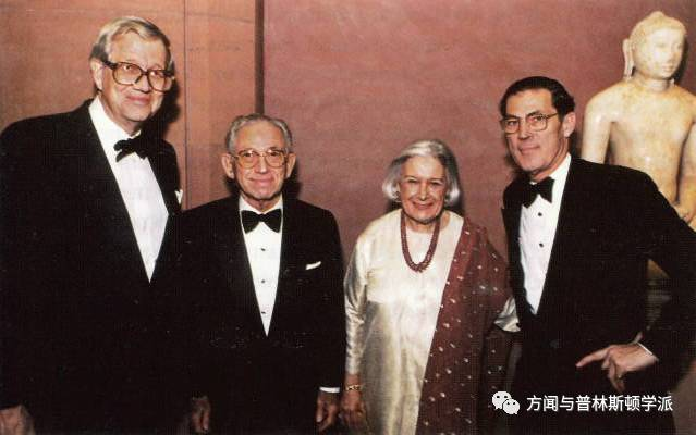 自左：大都会博物馆主席威廉姆·勒厄斯（William Leurs）、佛罗伦斯和赫伯特·爱温、菲利普·德·蒙特贝罗在佛罗伦斯和赫伯特·爱温南亚和东南亚艺术展厅开幕式，1994年4月