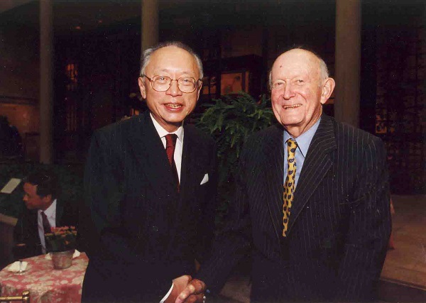 狄隆与方闻在大都会艺术博物馆举办的方闻荣休庆祝会上的合影，2000年，大都会艺术博物馆亚洲艺术部藏部门资料