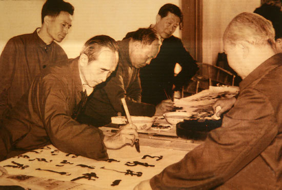 梁披云先生（前左一）在泉州黎明高中挥毫题字