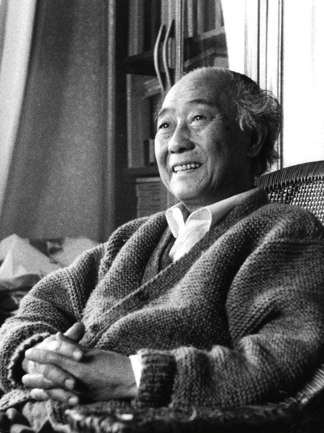 汪曾祺在家中（摄于1990年）