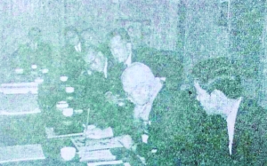 丰道春海率领日本书道家代表团访华时候挥毫书写(潘天寿在日本丰道春海家中观看丰道春海先生挥毫)