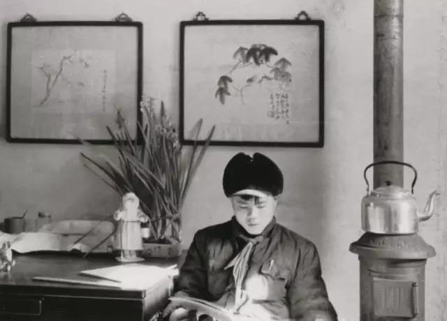 1956年 李小可在大雅宝胡同甲2号“有君堂”看书1 副本