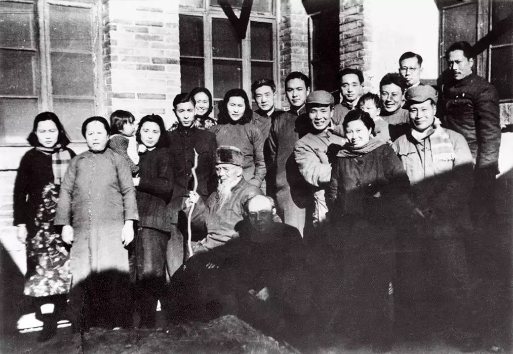 1950年，在大雅宝胡同甲2号庆祝白石老人90岁寿诞时合影。前排从左至右为：齐白石、李苦禅、李可染（抱女儿李珠）、邹佩珠（李可染夫人），滑田友；后排从左二起至右依次为：解驭珍之母（王朝闻岳母）、李慧文（李苦禅夫人）及女儿李琳、齐良迟（齐白石四子）、范志超、廖静文、徐悲鸿、齐良巳（齐白石五子）、王朝闻、滑田友之弟、李瑞年、叶浅予。