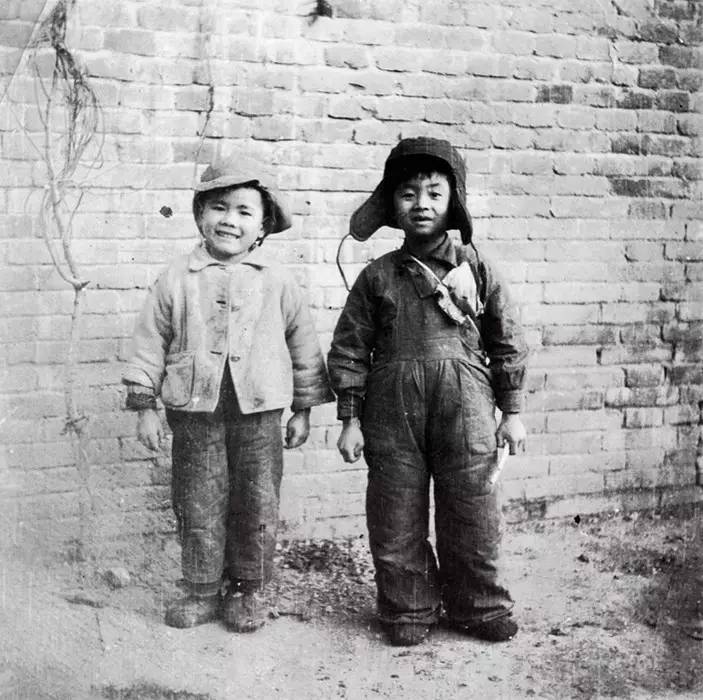 1949年，李小可与董沙贝（董希文摄影）