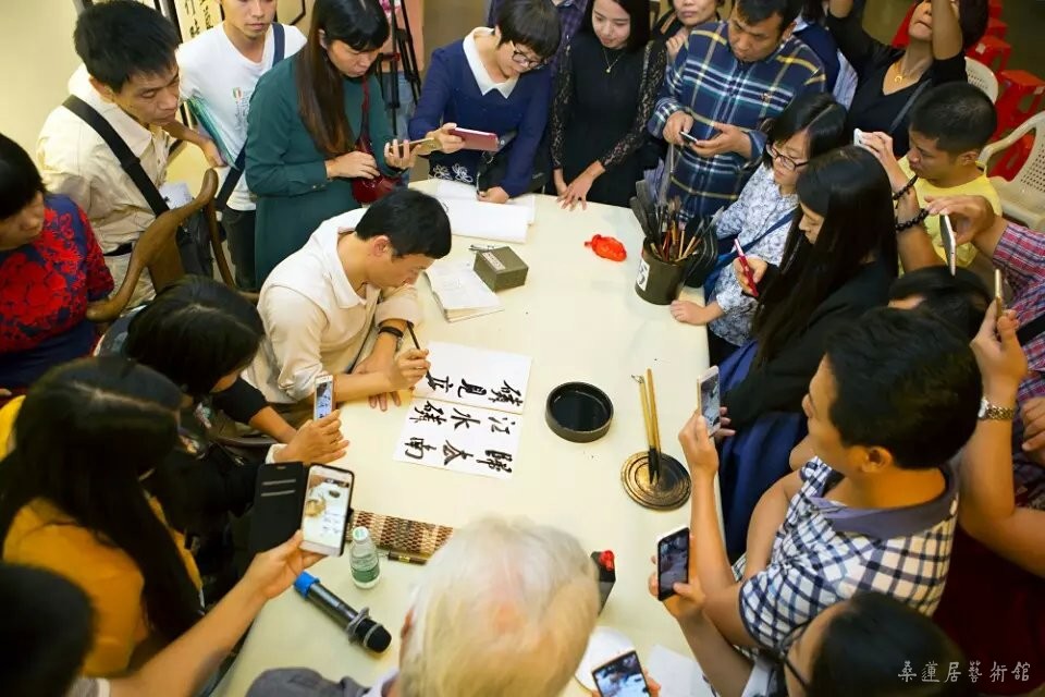 崔寒柏为青年书法家们亲笔示范
