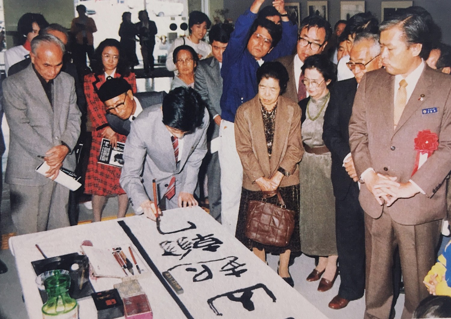 1986年应邀赴日本学术访问并作书法表演 缩图