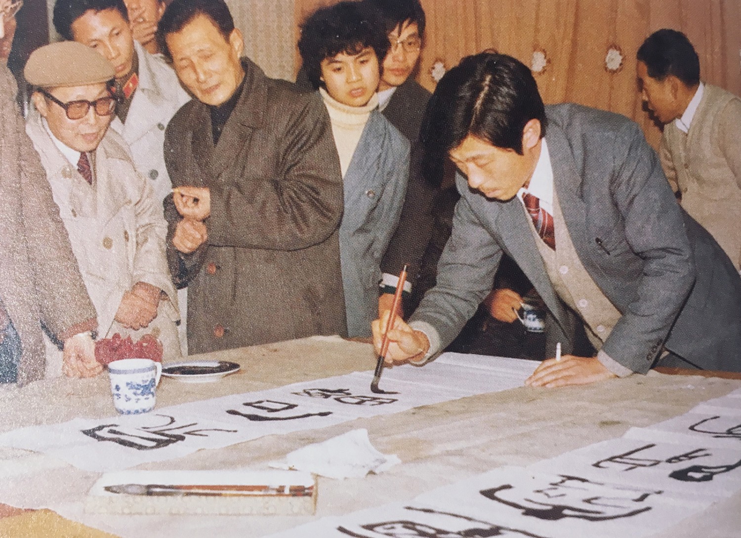 1987年初在苏州笔会,左二为著名老书家沙曼翁,左三为著名老书家瓦翁 缩图