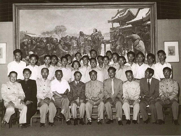 1957年马克西莫夫油画训练班毕业展览时朱德委员长与全体成员合影.前排：李宗津、董希文、王式廓、江丰、马克西莫夫、朱德、吴作人、王曼硕、彦涵、艾中信。后排：丁井文、佟景韩、谌北新、王德威、靳尚谊、冯法祀、陆国英、魏传义、 王恤珠、俞云阶、詹建俊、王流秋、汪诚一、于长拱、高虹、何孔德、侯一民、袁浩、秦征、任梦璋。 3 副本缩图
