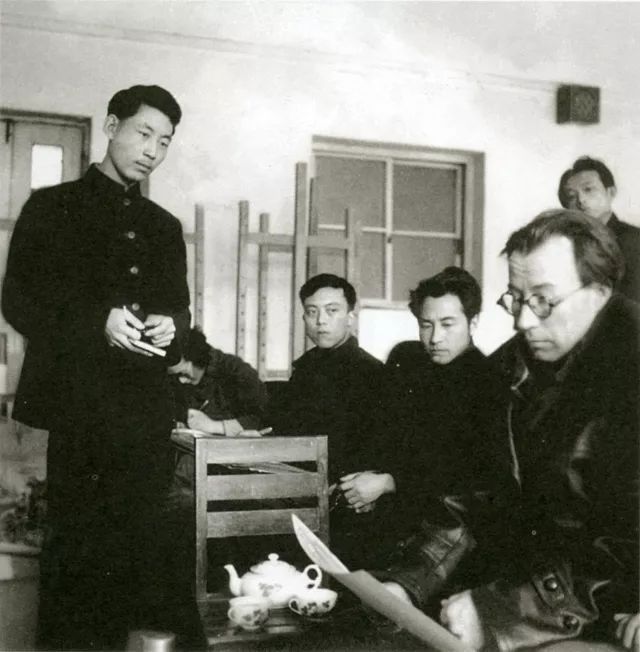 1956年,马克西莫夫看创作稿。右二靳尚谊,右三袁浩,左站立者高虹