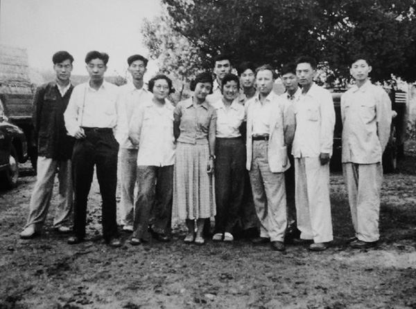 1957年，油训班毕业旅行写生团学员合影。八人由左至右：任梦璋、佟景韩（翻译）、王德威、陆国英（女）（外校二女教师同行）、于长拱、汪诚一、马克西莫夫、武德祖、冯法祀、魏传义。 2 via.提线目偶儿的博客 缩图