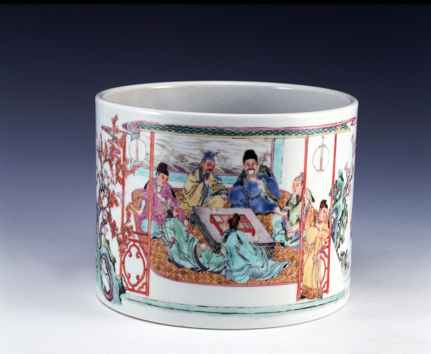 [清]雍正 景德镇窑粉彩《春夜宴桃李园图》笔筒，高13.3cm，口径17.4cm，足径17.1cm，上海博物馆藏